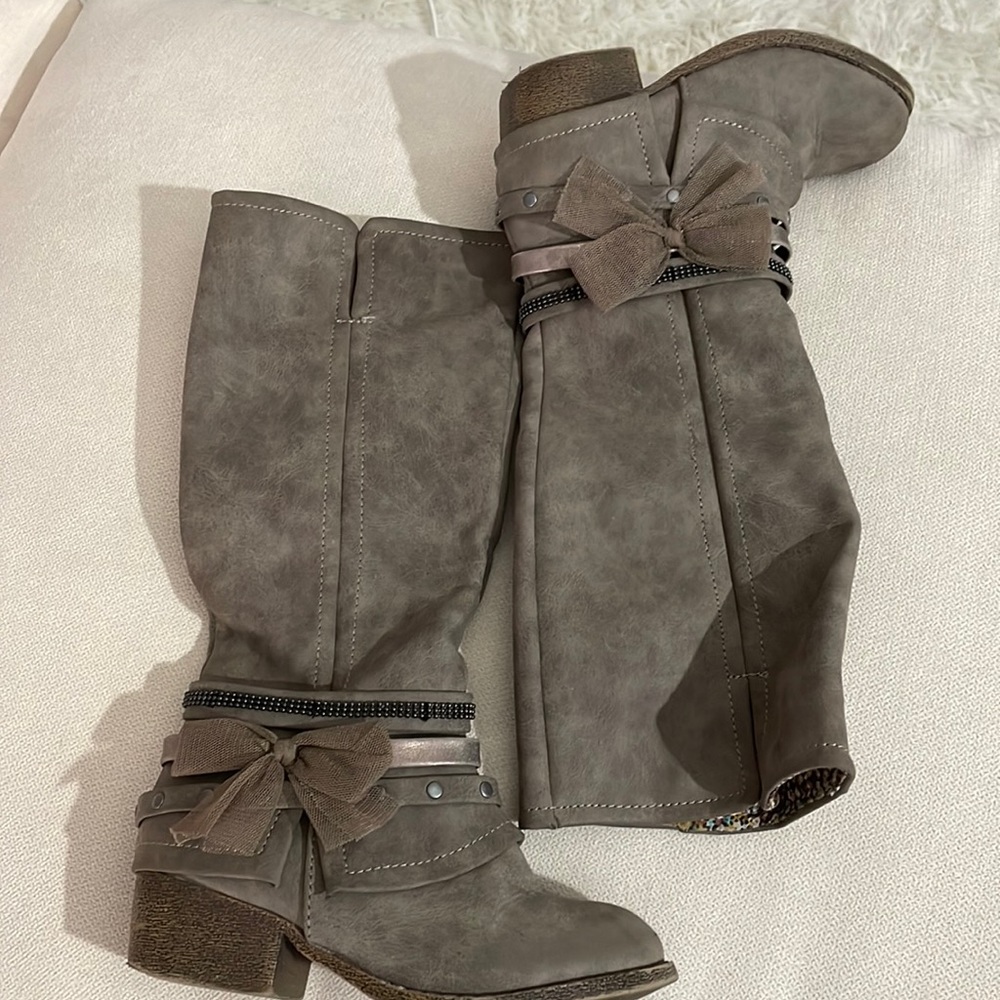 JellPop reading boots